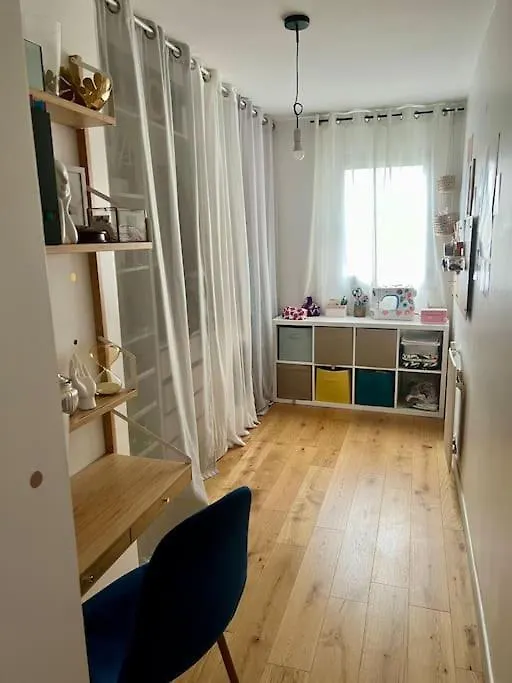 Flat With 3 Bedrooms 90 M2 Balcony And Parking, Subway Station Riquet *